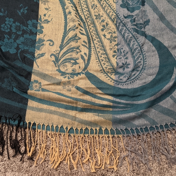 Scarf - Picture 2 of 3